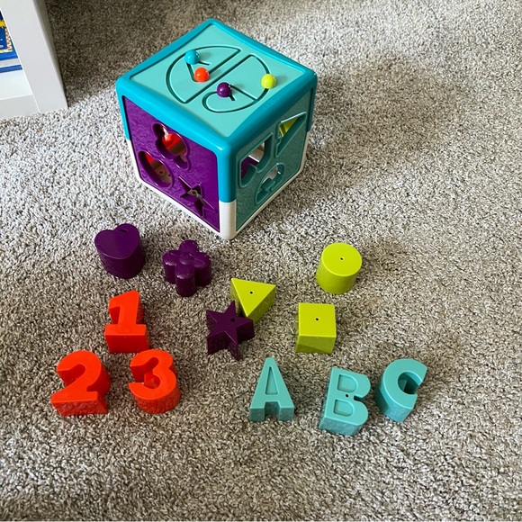 Battat Activity block for baby’s or toddlers - Picture 2 of 2